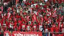 Suporter Singapura mendukung penuh tim negaranya. (Bola.com/Arief Bagus)