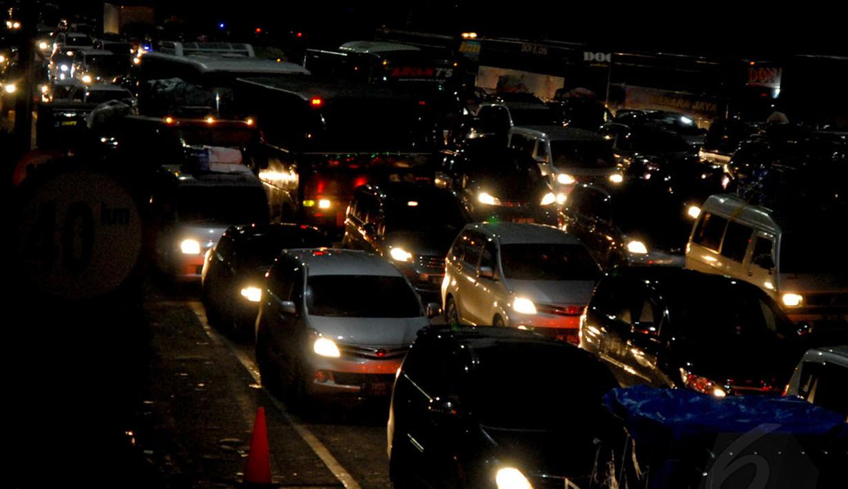Beberapa kendaaan pribadi mendominasi kepadatan yang terjadi jelang pintu keluar tol Cikampek menuju jalur Pantai Utara pulau Jawa, (27/7/2014). (Liputan6.com/Miftahul Hayat)