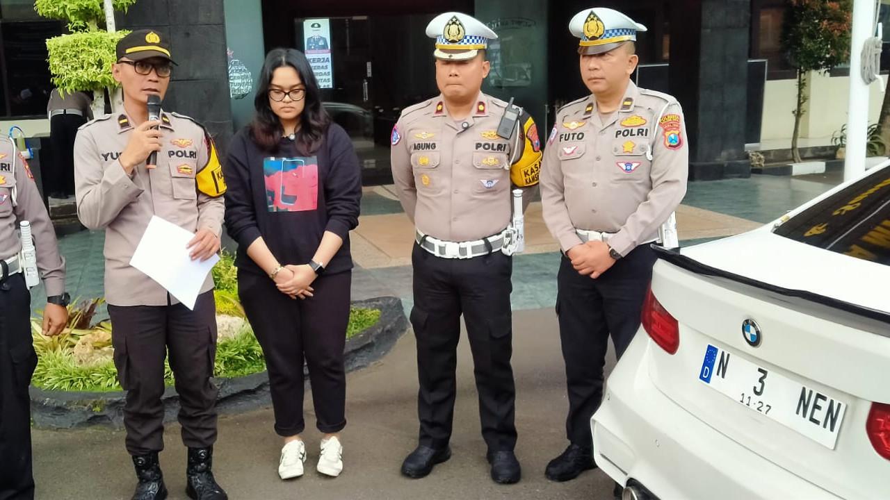 Viral Pengemudi BMW Cantik di Malang Pakai Plat Tak Senonoh ’N 3 NEN’ Demi Konten TikTok