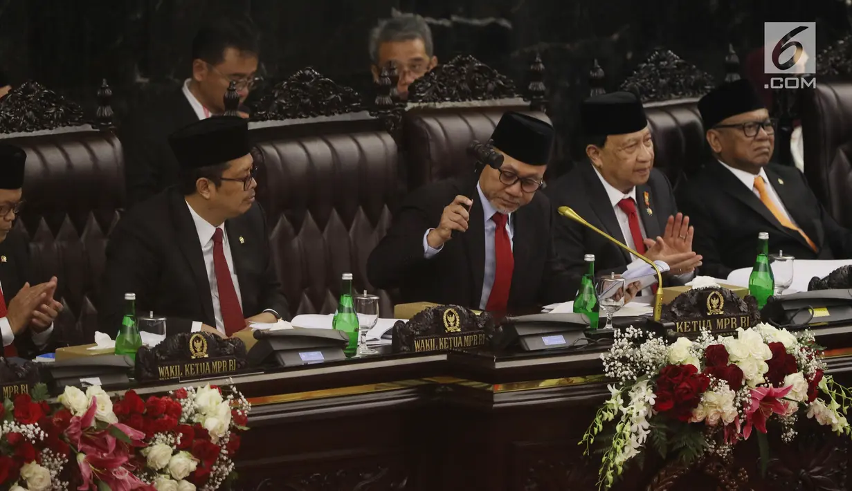 Ketua MPR Zulkifli Hasan memimpin jalannnya sidang Tahunan MPR Tahun 2019 di Kompleks Parlemen, Senayan, Jakarta, Jumat (16/7/2019). Sidang tersebut beragendakan penyampaian pidato kenegaraan Presiden Joko Widodo dalam rangka HUT Ke-74 Kemerdekaan Republik Indonesia. (Liputan6.com/Johan Tallo)