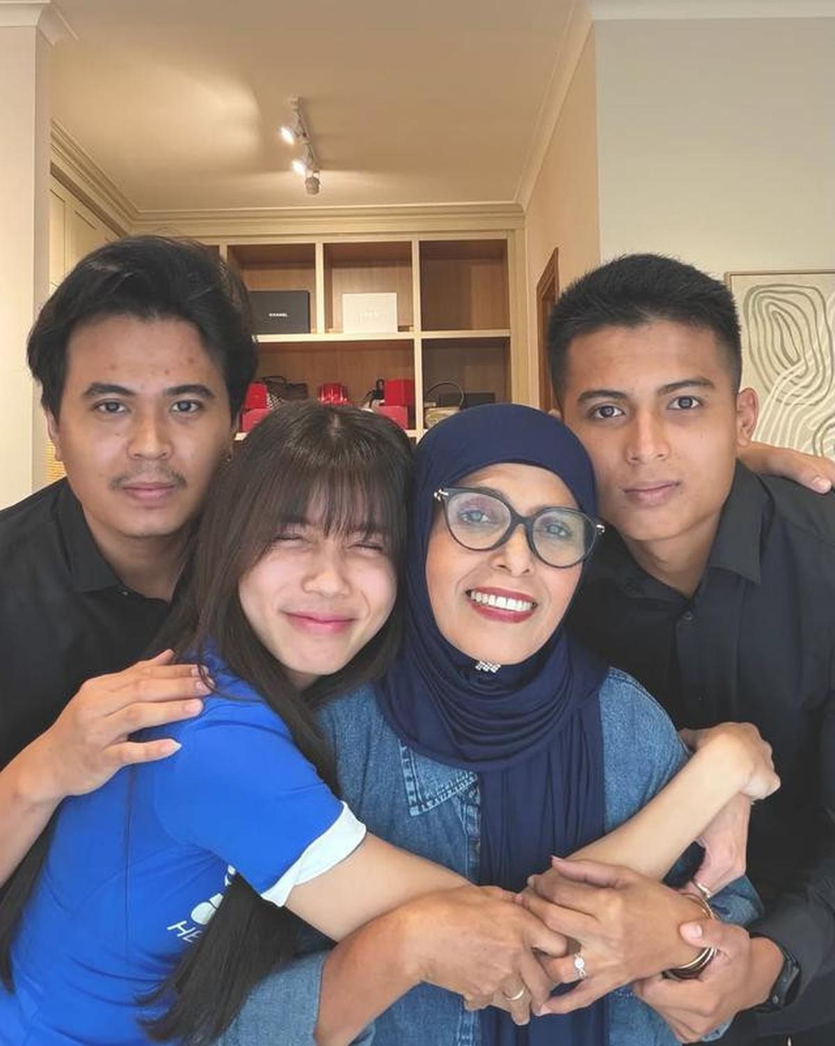 9 Potret Artis Unggah Momen Peringati Hari Ibu 2025, Ada yang Ajak Ibunda Liburan ke Eropa