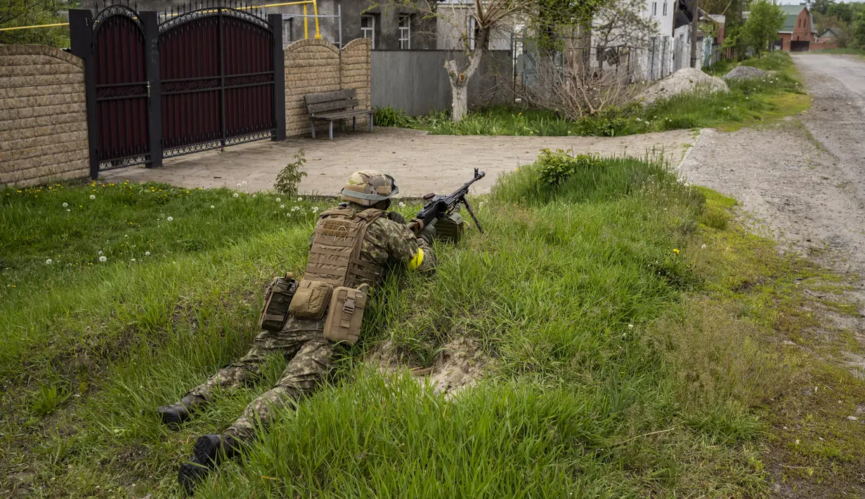 <p>Seorang tentara Garda Nasional Ukraina menjaga posisi selama misi pengintaian di sebuah desa yang baru saja direbut kembali di pinggiran Kharkiv, Ukraina timur, Sabtu, 14 Mei 2022. Militer Ukraina membuat pernyataan pada Selasa (10/5) bahwa pasukannya telah merebut kembali desa-desa dari pasukan Rusia di utara dan timur laut Kharkiv. (AP Photo/Bernat Armangue)</p>