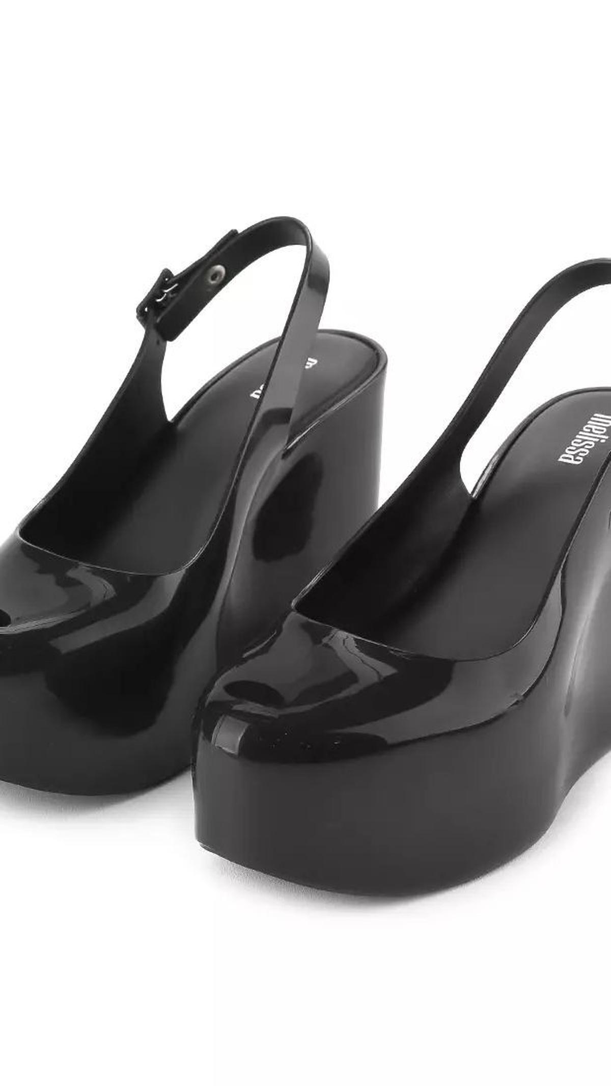 <b>Sandal Wedges dari Brand Melissa&nbsp;</b>