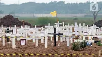 Deretan makam di TPU Rorotan, Jakarta, Jumat (16/7/2021). Akumulasi kasus kematian akibat COVID-19 di Indonesia mencapai 71.397 orang (Liputan6.com/Herman Zakharia)