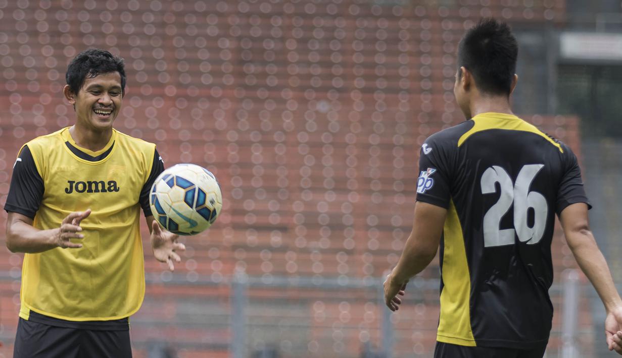 Gelandang Mitra Kukar, Rizky Pellu, berlatih jelang laga final Piala Jenderal Sudirman melawan Semen Padang di Stadion Gelora Bung Karno, Jakarta, Sabtu (23/1/2016). (Bola.com/Vitalis Yogi Trisna)