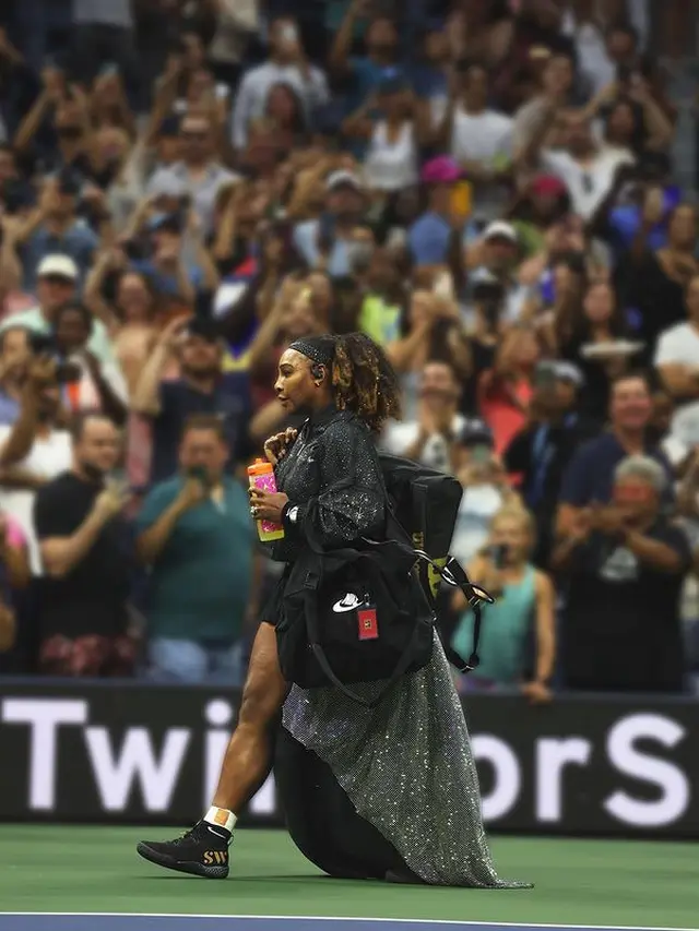 Serena Williams Gebrak Lapangan dengan Sepatu Bertahtakan 400 Berlian Saat Berlaga di US Open 2022