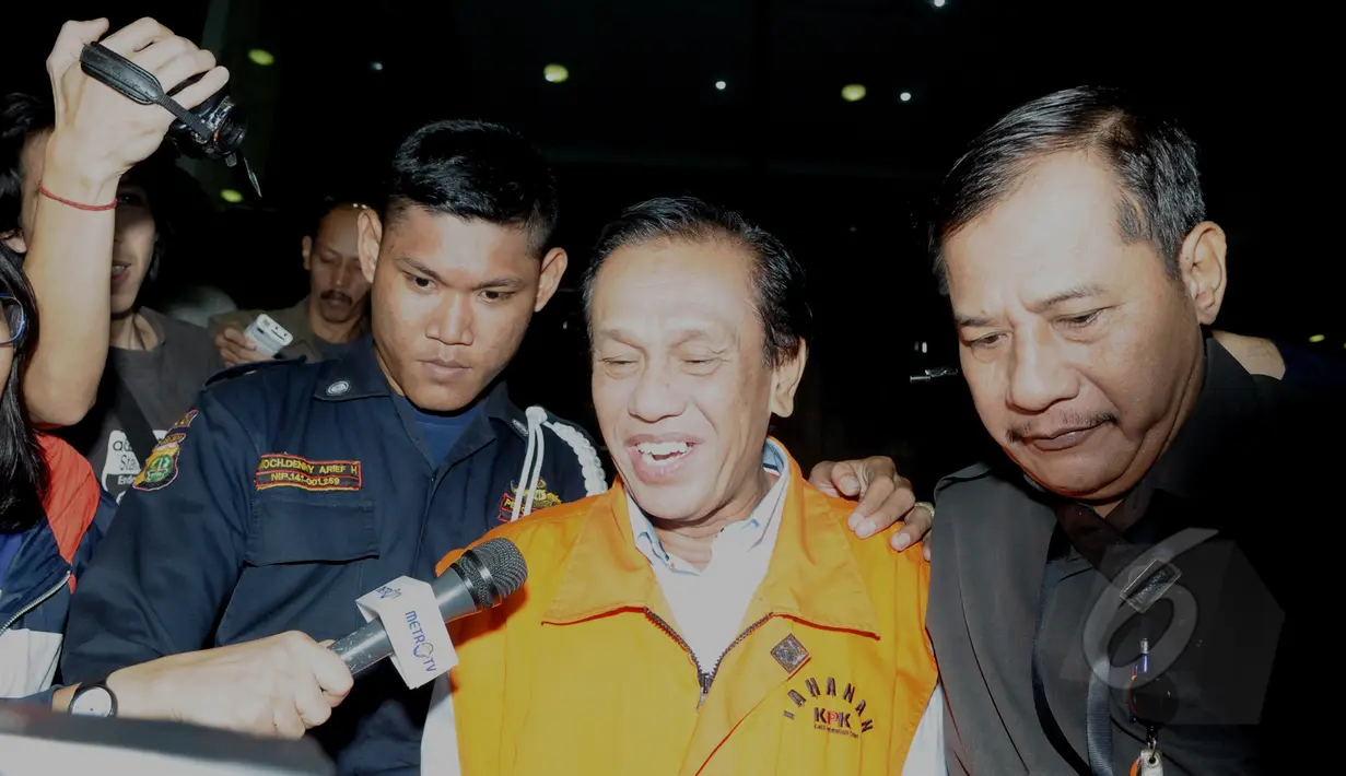 Tersangka dugaan suap usaha tambang di Tanah Laut, Kalimantan Selatan yang juga anggota Komisi IV DPR Fraksi PDIP, Adriansyah menuju kendaraan tahanan usai diperiksa di Gedung KPK, Jakarta, Kamis (16/4/2015). (Liputan6.com/Andrian M Tunay)