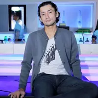 Memiliki istri yang bekerja di bidang fashion, Revaldo nurut saja saat istri mengatur penampilan dirinya.