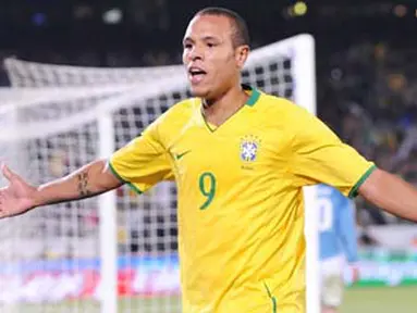 Selebrasi striker Brasil, Luis Fabiano, setelah mencetak gol pertama ke gawang Italia dalam laga lanjutan penyisihan Grup B Piala Konfederasi 2009 di Loftus Versfeld Stadium, Pretoria, 21 Juni 2009. AFP PHOTO/VINCENZO PINTO