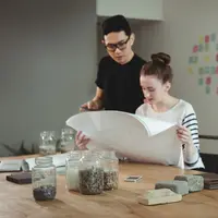 Salah satu aktivitas sederhana yang bisa dilakukan di rumah adalah memory jar. Aktivitas ini mengajak anak mengingat berbagai momen berharga melalui simbol visual seperti warna, tulisan, atau benda kecil yang memiliki makna khusus.  (foto/dok: freepik/wavebreakmedia_micro)