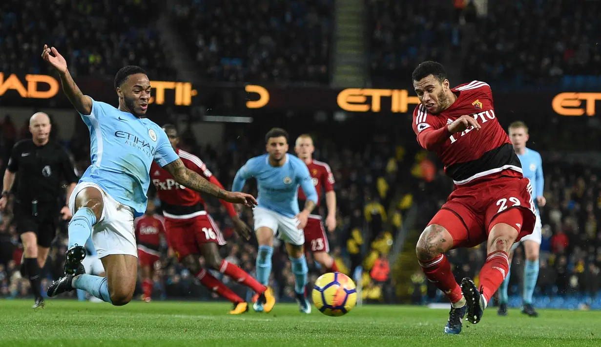 Penyerang Manchester City, Raheem Sterling (kiri) berusaha menghalau bola tendangan gelandang Watford, Etienne Capoue saat bertanding pada lanjutan Liga Inggris di stadion Etihad, (2/1). (AFP Photo/Oli Scarff)