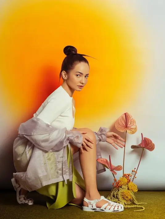 Enzy Storia memadukan outer blink-blink dengan kaus putih serta rok hijau yang colorful. Penampilan pemain sinetron Putih Abu-Abu ini terlihat begitu kekinian. (Liputan6.com/IG/@enzystoria)
