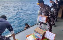 Respons Cepat TNI AL, KRI Dorang-874 Salurkan Bantuan Kemanusiaan di Halmahera Barat