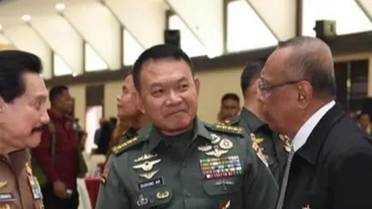 Bursa pergantian Kepala Staf Angkatan Darat (Kasad) pengganti Jenderal Dudung Abdurachman menjadi sorotan. Puncuk pimpinan tertinggi TNI AD itu akan memasuki usia pensiun pada 19 November 2023 mendatang.
