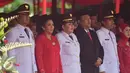 Walikota Semarang Hendar Prihadi dan Wakilnya Hevearita Gunaryanti didampingi istri dan suami saat mengikuti pelantikan di Lapangan Simpanglima Semarang , Rabu (17/2). 17  pasangan kepala daerah dilantik untuk periode 2016-2021. (Liputan6.com/Gholib)