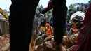 Tim penyelamat mencari korban setelah rumah runtuh setelah rumah runtuh setelah hujan lebat di distrik Attecoube di Abidja, Pantai Gading (16/6/2022). Empat orang dewasa dan dua anak-anak tewas, dan dua orang dirawat di rumah sakit karena luka-luka, kata petugas pemadam kebakaran. (AFP/Issouf Sanogo)