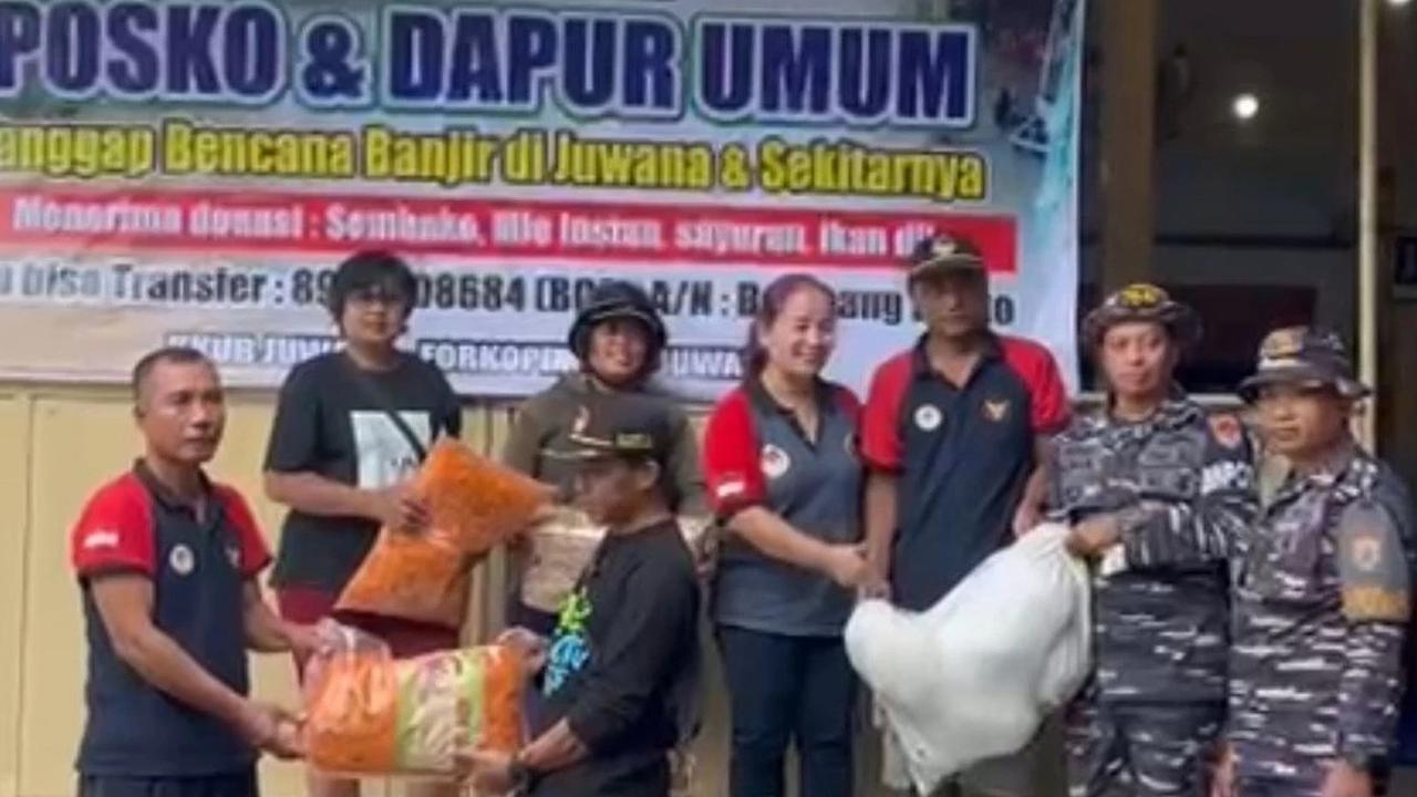 TNI AL Bangun Dapur untuk Korban Banjir di Pati