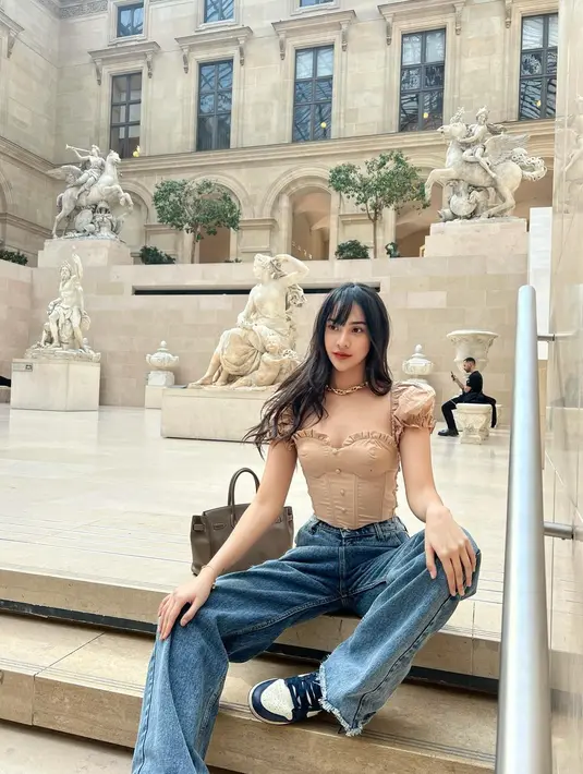 <p>Nah, buat yang mau tampil manis bisa padu padankan dengan top berwarna netral ya. (sumber ; Instagram @anyageraldine)</p>