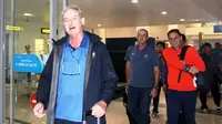 Alfred Riedl tersenyum ramah kepada jurnalis Vietnam yang menanti kedatangannya bersama Timnas Indonesia di Bandar Udara Noi Bai, Hanoi, Sabtu (5/11/2016) malam. (Bola.com/VFF)