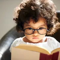 Ilustrasi anak yang mengalami myopia atau mata minus.