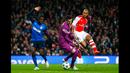 Gelandang Arsenal, Theo Walcott berusaha merebut bola dengan penjaga gawang AS Monaco di laga 16 besar Liga Champions di Emirates Stadium, London, (25/2/2015). AS Monaco unggul 3-1 atas Arsenal. ( Reuters/Eddie Keogh)