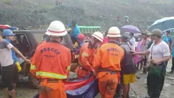 Para penyelamat mengangkut jasad seorang korban usai terjadinya insiden tanah longsor di lokasi penambangan batu giok di Hpakant, Negara Bagian Kachin, Myanmar (2/7/2020). Tanah longsor diakibatkan hujan monsun di Negara Bagian Kachin, Myanmar tersebut. (Xinhua/Departemen Pemadam Kebakaran Myanmar)