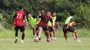 Fabio Calonego (tengah) berebut bola dengan Witan Sulaeman pada saat sesi latihan Persija Jakarta yang bertempat di Persija Training Ground, Bojongsari, Rabu (5/11/2025).