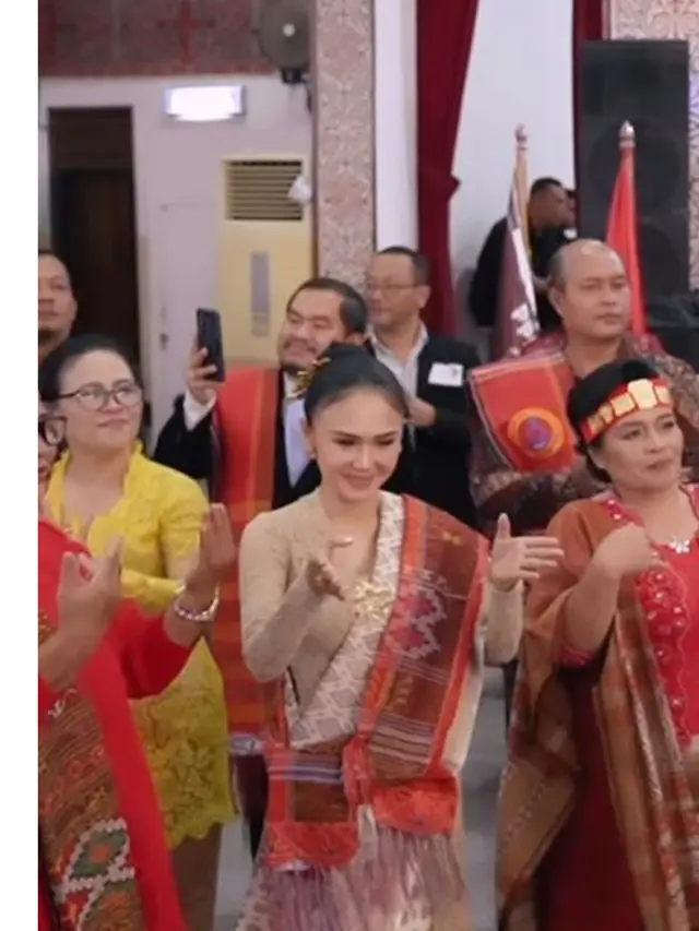7 Potret Henry Siahaan Ultah ke-68, Yuni Shara Unggah Acara Kental Nuansa Batak