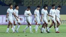 Timnas Indonesia U-17 kalah dari Malaysia U-17 dalam laga kedua Grup A Piala AFF U-17 2026 di Stadion Gelora Joko Samudro, Gresik, Kamis (16/4/2026) malam WIB. (Bola.com/Muhammad Iqbal Ichsan)