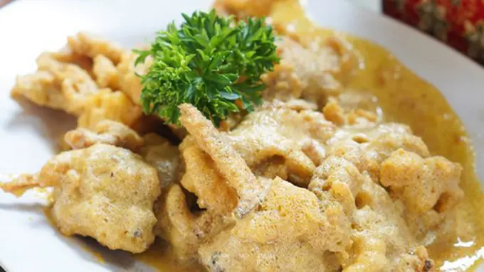 Ayam fillet siram saus asin ini lezat banget lho Ladies/copyright: warungapung