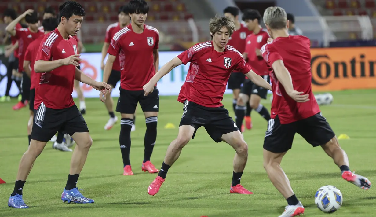 Para pemain Jepang saat berlatih di Muscat, Oman, Senin (15/11/2021). Kedua tim saat ini masih bersaing ketat di papan tengah klasemen Kualifikasi zona Asia Grup B. (AP Photo/Kamran Jebreili)
