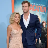 Chris Hemsworth dan istrinya Elsa Pataky menghadiri pemutaran perdana film "Vacation" di California, (27/7/2015). Berbeda penampilan Chris Hemsworth sekarang, Ia mempunyai jenggot yang berantakan dan tulang dibadannya terlihat jelas. (Jason Kempin/AFP)