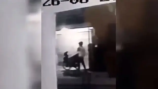 Tangkapan layar CCTV memperlihatkan detik-detik pelaku setelah membobol warkop sambil membawa karung (Istimewa)