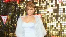 Penampilan Jennifer Lopez setibanya di karpet merah acara kampanye Guess 2018 di Los Angeles, 31 Januari 2018. Penyanyi yang akrab disapa J.Lo itu tampil glamour dengan kalung, cincin yang serba berlian. (Rachel Murray/Getty Images for Guess, Inc./AFP)