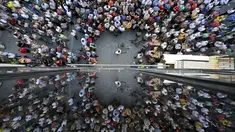 Ratusan demonstran berkumpul saat berunjuk rasa pro-Uni Eropa di Iraklio, Yunani (2/7/2015). PM Alexis Tsipras mengatakan tutupnya bank tidak akan lama setelah adanya kontrak baru dengan kreditur setelah referendum. (REUTERS/Stefanos Rapanis)