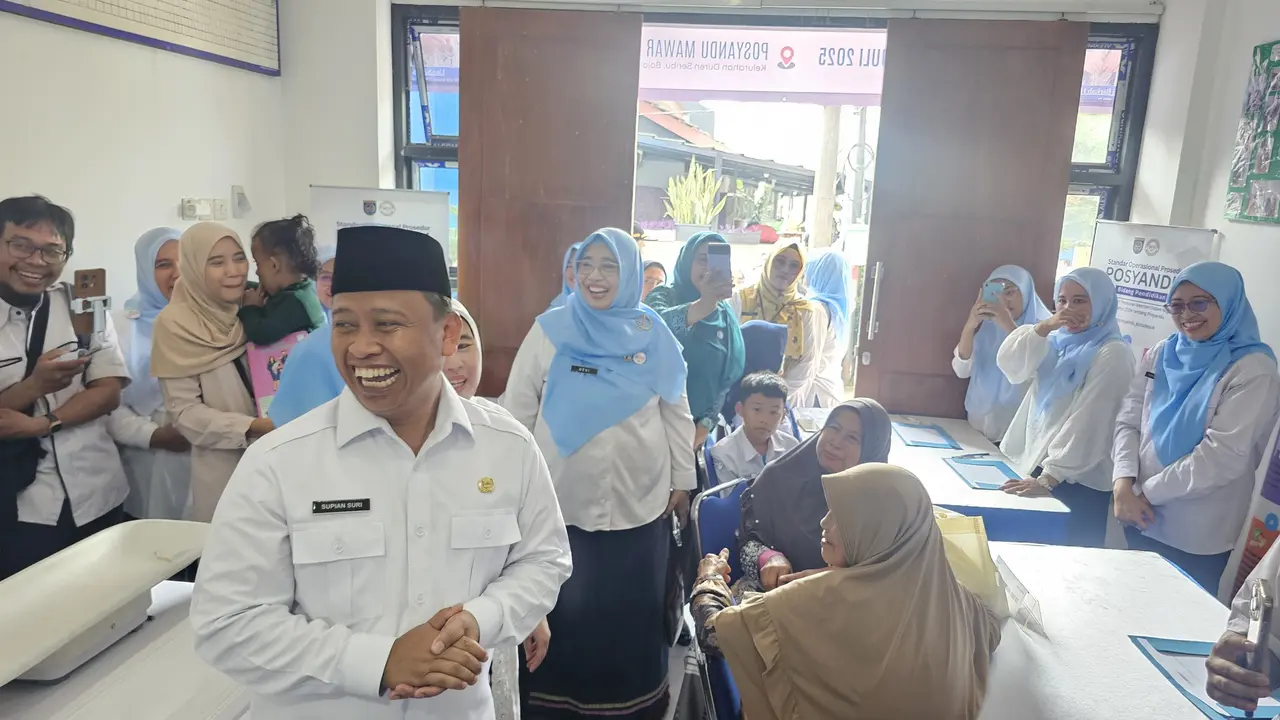 Wali Kota Depok, Supian Suri meresmikan Posyandu Mawar 2 yang memiliki enam SPM di wilayah Duren Seribu, Bojongsari, Depok (Liputan6.com/Dicky Agung Prihanto)