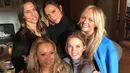 Victoria, Mel B, Mel C, Emma Bunton dan Geri Halliwell memang bikin penggemar baper usai mengunggah foto reunian. (instagram/victoriabeckham)