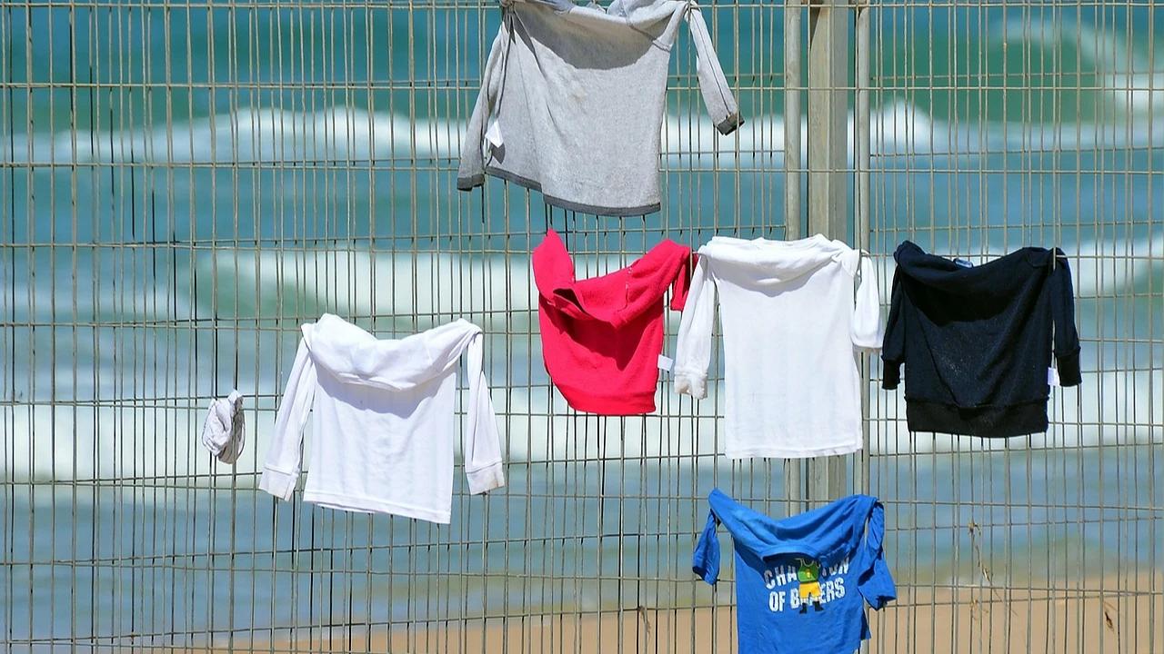 7 Cara Ampuh Menghilangkan Bau Apek Pakaian Tanpa Menjemur Seharian Penuh