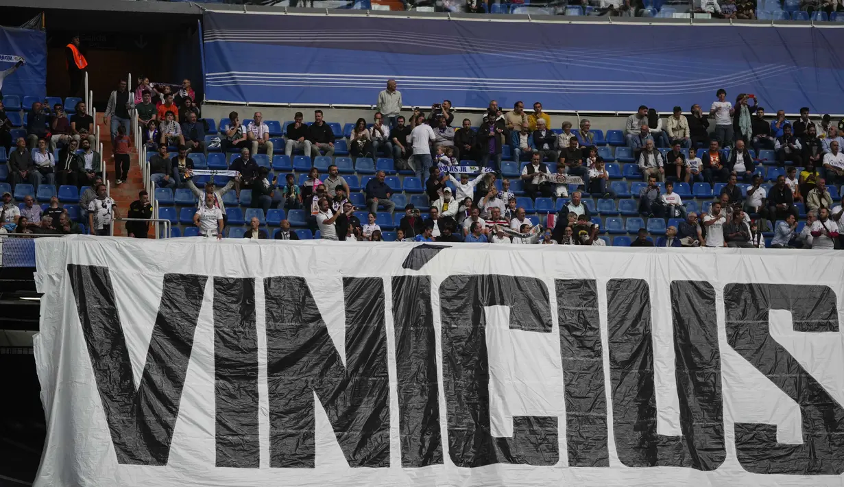 Dukungannya tidak sampai di situ. Di menit ke-20, para pendukung tiba-tiba memberikan standing ovation kepada Vinicius yang berada di tribun. (AP Photo/Manu Fernandez)