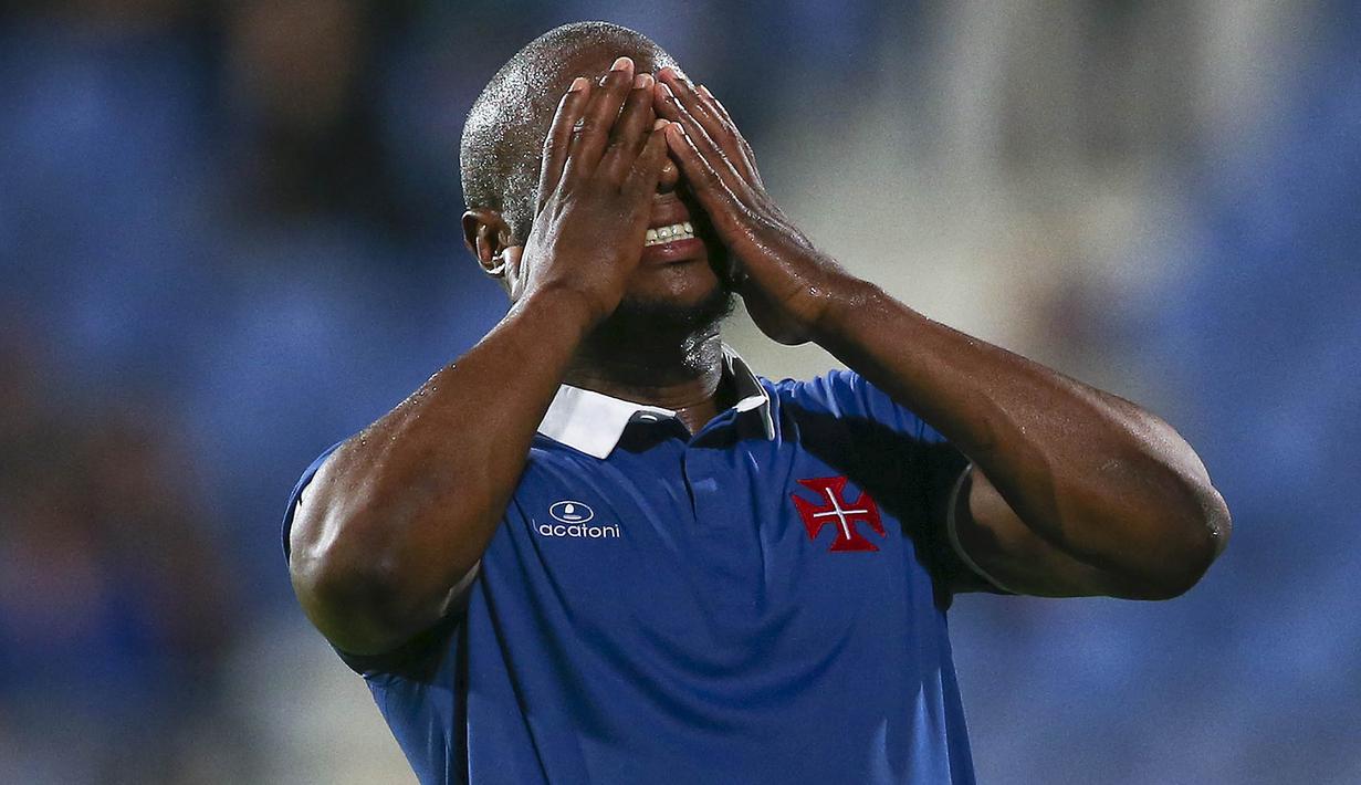 Pemain Belenenses, Luis Leal kecewa usai gagal mencetak gol ke gawang FC Basel pada laga Liga Europa di Stadion Restelo, Portugal, Kamis (5/11/2015). (EPA/Jose Sena Goulao)