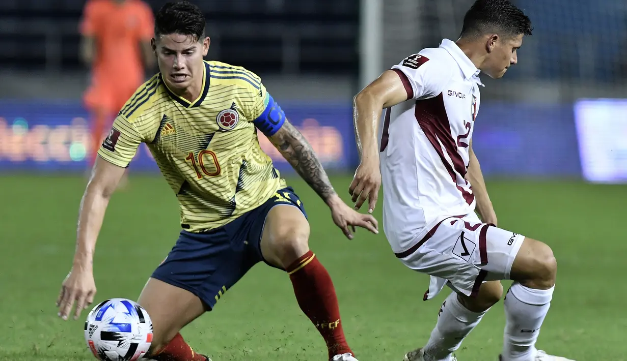 Gelandang Kolombia, James Rodriguez, berebut bola dengan bek Venezuela, Ronald Hernandez, pada laga kualifikasi Piala Dunia 2022 zona Amerika Selatan di Estadio Metropolitano, Sabtu (10/10/2020) pagi WIB. Kolombia menang 3-0 atas Venezuela. (AFP/Gabriel Aponte/pool)