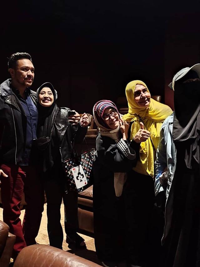 Neng Wirdha menyewa dua studio bioskop saat menyaksikan film Vidkill (https://www.instagram.com/p/CXvs3GnLa8Q/)