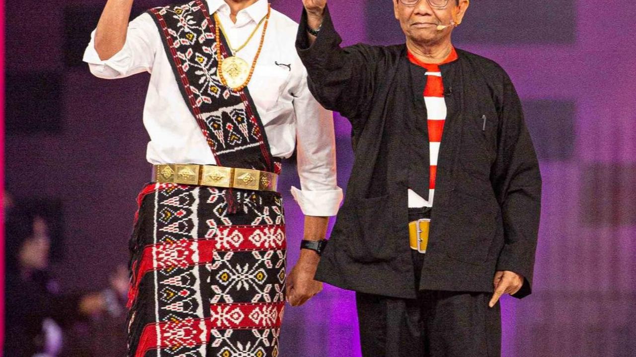 VIDEO: Ganjar Pakai Baju Ada Rote NTT, Mahfud Baju Khas Madura di Debat Cawapres