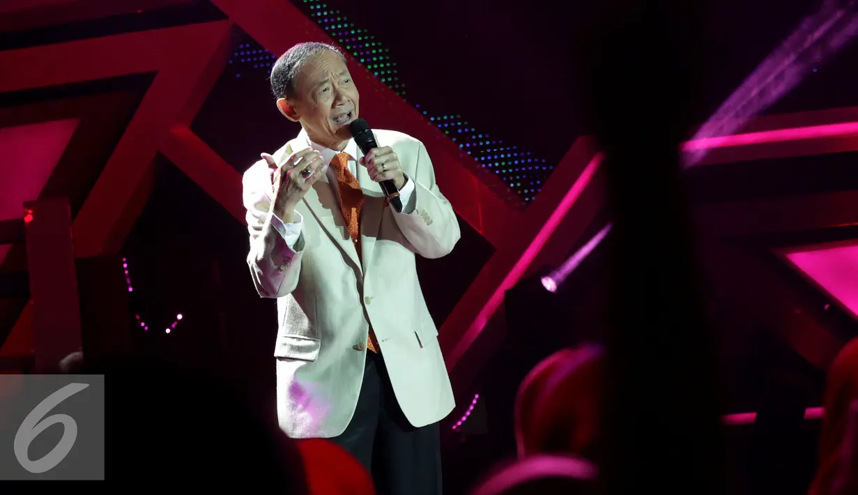 Penyanyi legendaris asal Filipina Jose Mari Chan saat tampil di acara Golden Memories di Studio 5 Indosiar, Jakarta, Jumat (13/01). Acara tersebut juga merupakan rangkaian dari HUT Indosiar yang ke-22. (Liputan6.com/JohanTallo)