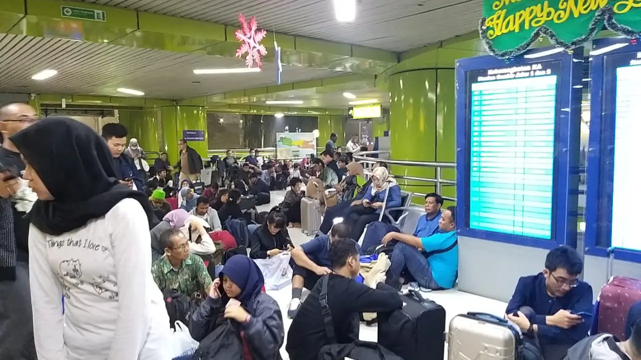 Kondisi Stasiun Gambir Jumat (27/12/2018) malam.