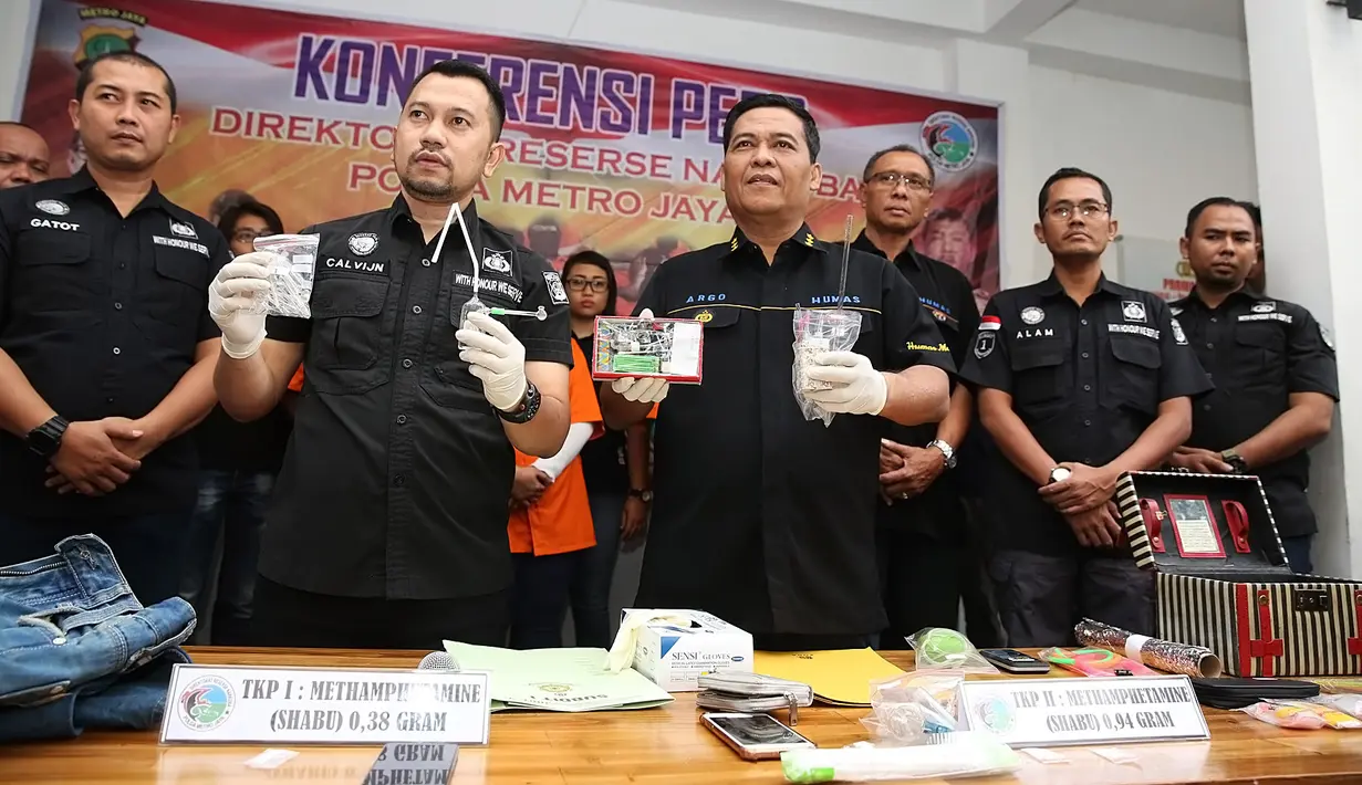 Berdasarkan hasil pemeriksaan, ketiga anak penyanyi dangdut senior tersebut positif menggunakan sabu. Lantaran sejak anak-anaknya mendekam di Polda Elvy tak juga muncul, banyak menimbulkan pertanyaan. (Bambang E Ros/Bintang.com)