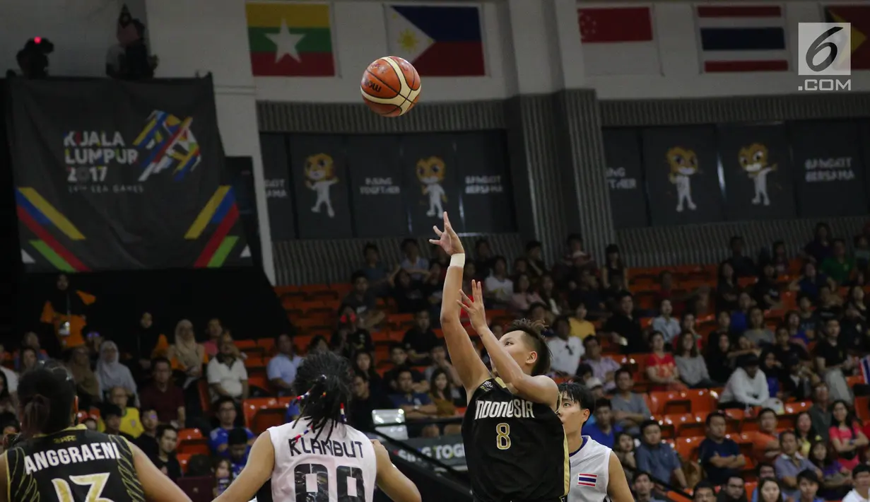 Pemain timnas basket putri Indonesia Cristaline Nathasa Debby mencoba memasukan bola dalam laga round robin SEA Games 2017 di  MABA Stadium, Malaysia, Jumat (25/8). Tim basket putri Indonesia kalah dari Thailand 61-70. (Liputan6.com/Faizal Fanani)