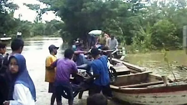 Berkah Ojek Perahu di Pandeglang