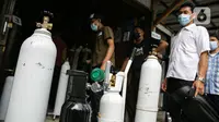 Pembeli mengantre dengan membawa tabung di tempat pengisian Oxygen Medical di Jalan Minang Kabau, Jakarta, Senin (28/6/2021). Permintaan pengisian oksigen di agen tabung oksigen di Jakarta alami peningkatan seiring lonjakan kasus COVID-19 yang terjadi dalam satu pekan terakhir. (Liputan6.com/Faizal