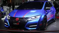 Honda memamerkan model Civic Type R di gelaran Paris Auto Show 2014. 